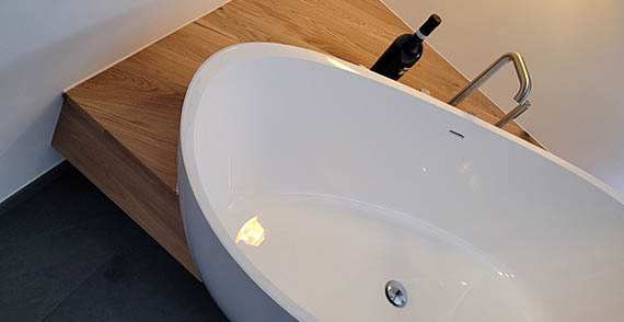 Badewanne mit Naturholz