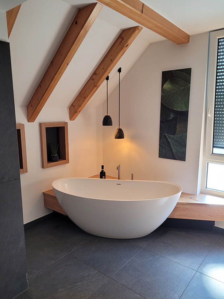 Badezimmer mit sichtbaren Balken