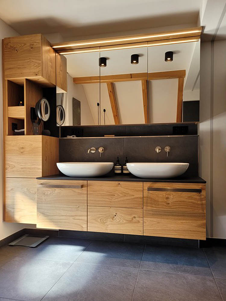 Individueller Badschrank und Waschtisch