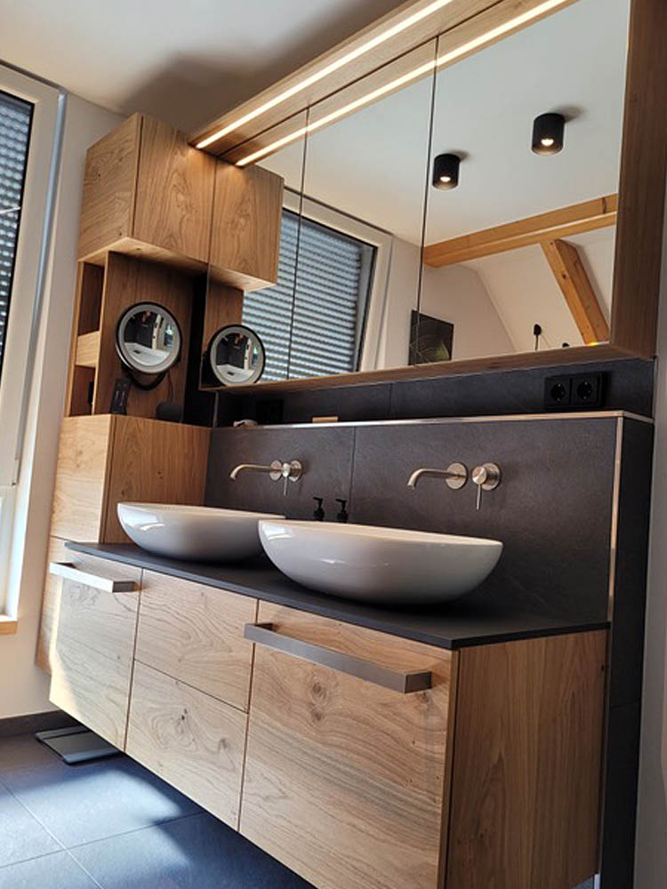 Individuelles Bad mit Schiefer