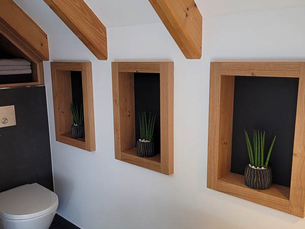 Nischen aus Holz im Bad